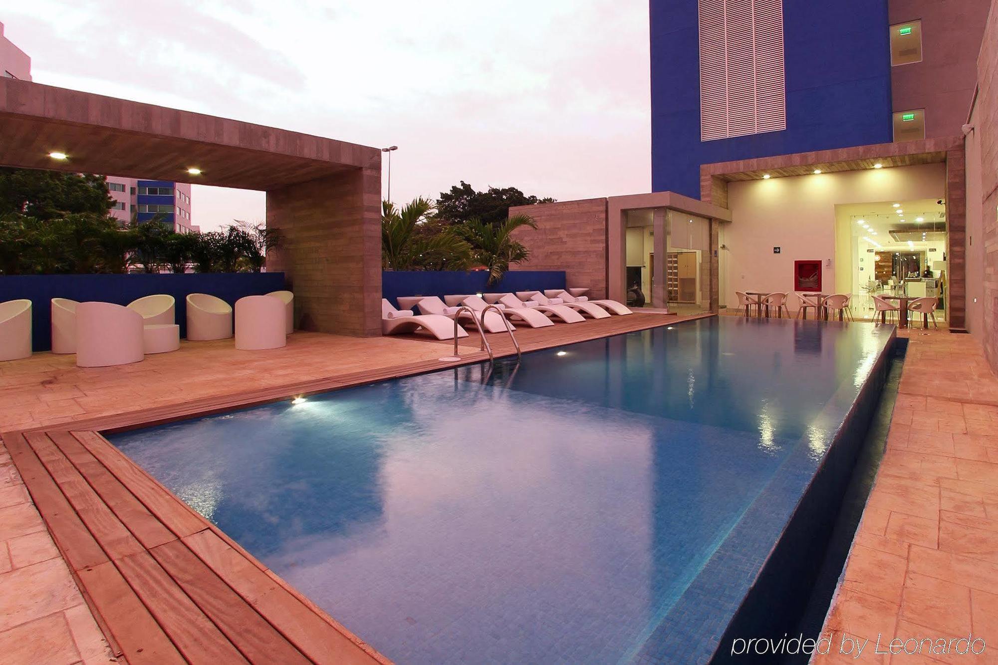 One 2000 Hotel